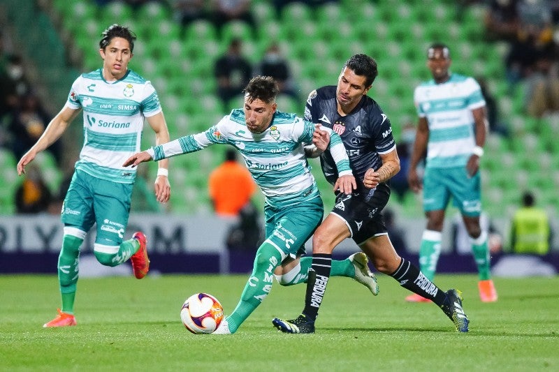 Santos en festejo de gol