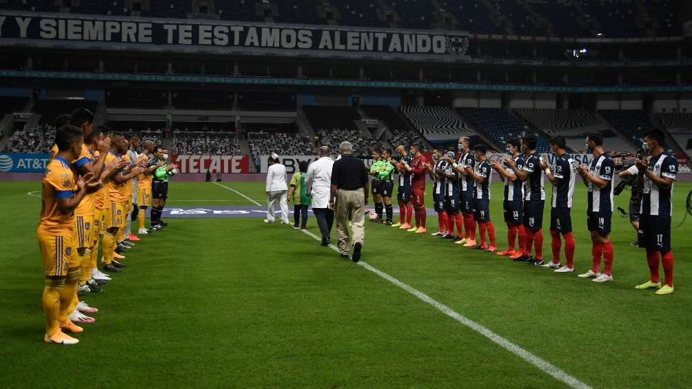 Rayados y Tigres en pasillo