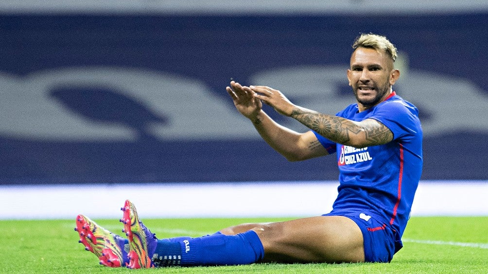 Walter Montoya durante un partido con Cruz Azul