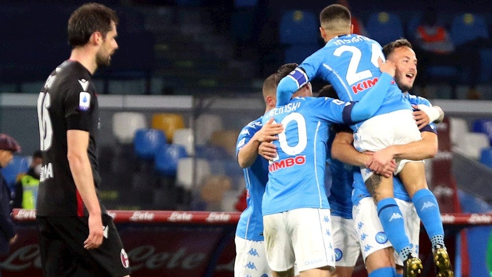 Jugadores del Napoli celebran gol vs Bolonia