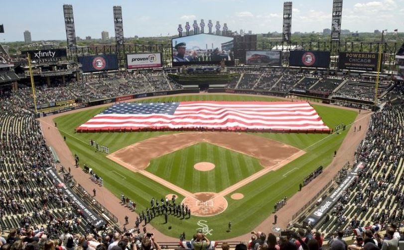 Ceremonia protocolaria en un juego de los Cubs