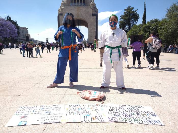 Alejandra y Aurora Sandoval, judocas mexicanas participantes en la marcha