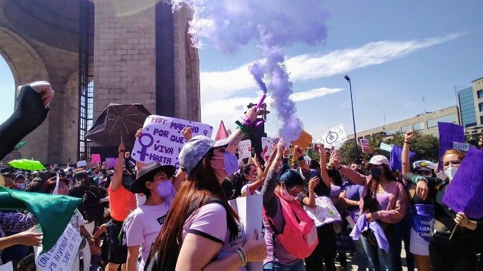 Manifestantes en el Monumento a la Revolución