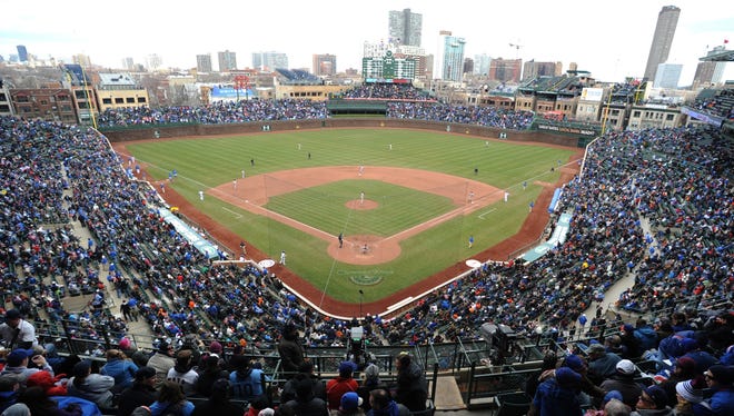 Aficionados disfrutan de un juego en el Wrigley Field