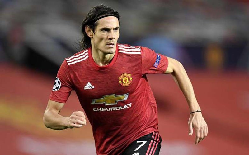 Edinson Cavani durante un duelo con el Manchester United