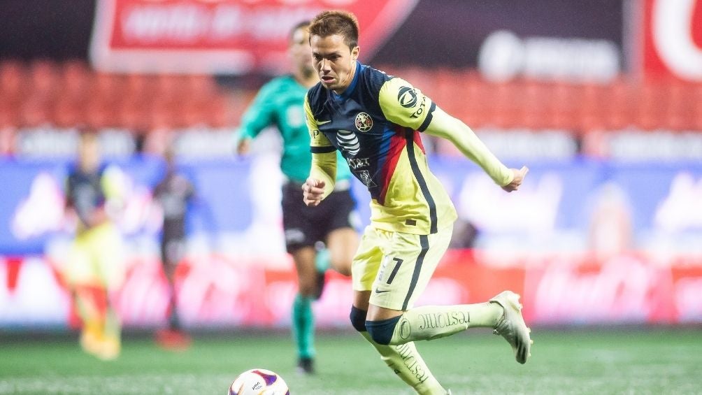 Sebastián Córdova en un partido con América