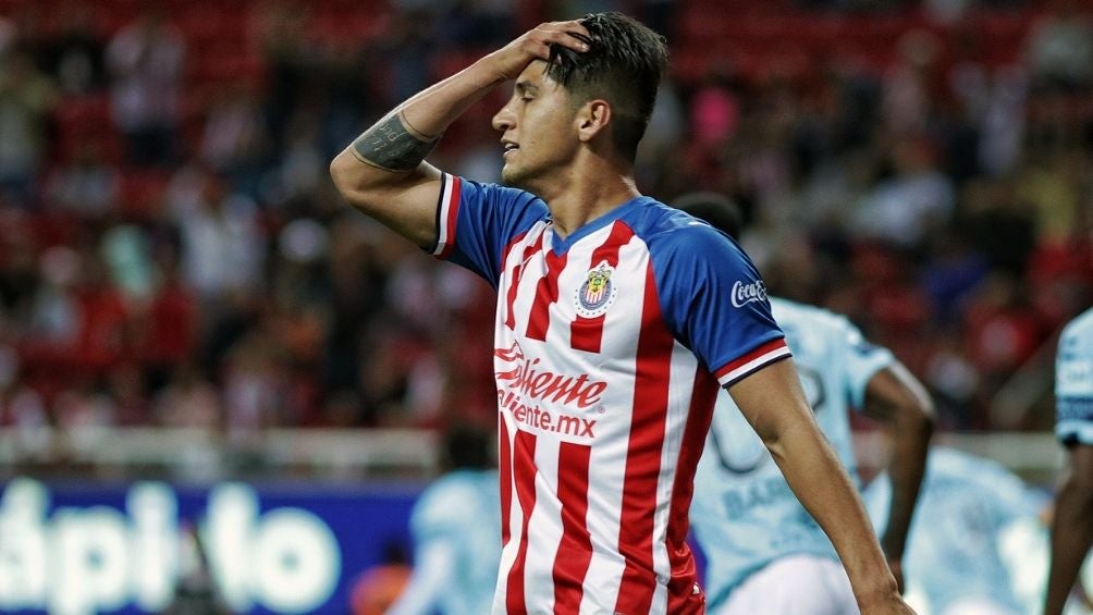 Alan Pulido en un partido con Chivas