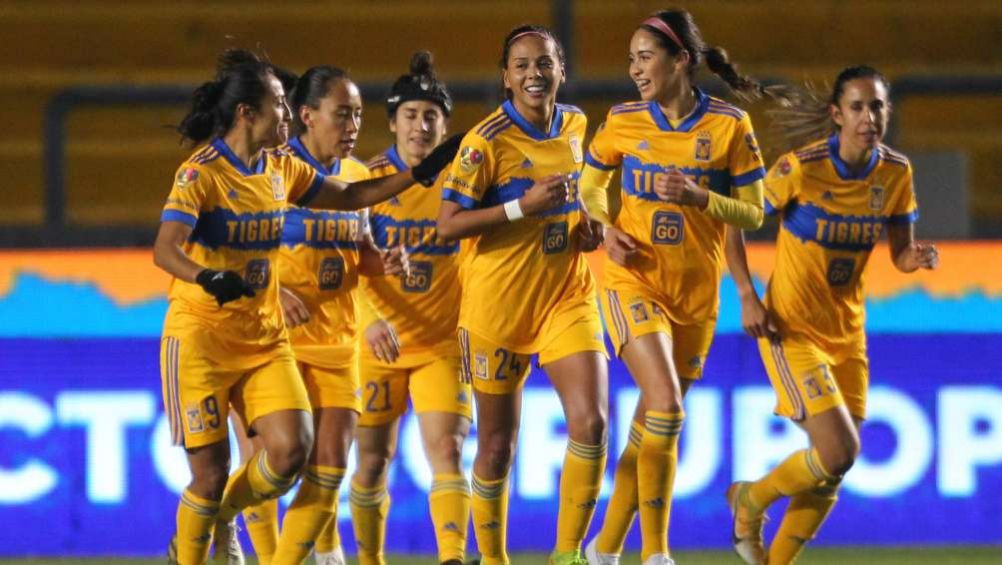 Jugadoras de Tigres Femenil en festejo