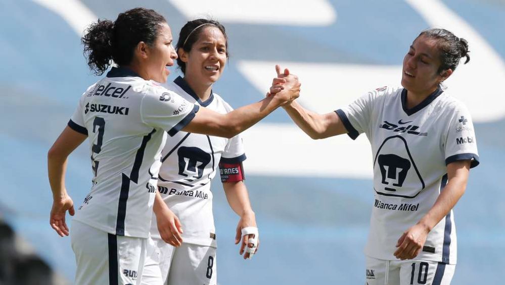 Jugadoras de Pumas Femenil en festejo