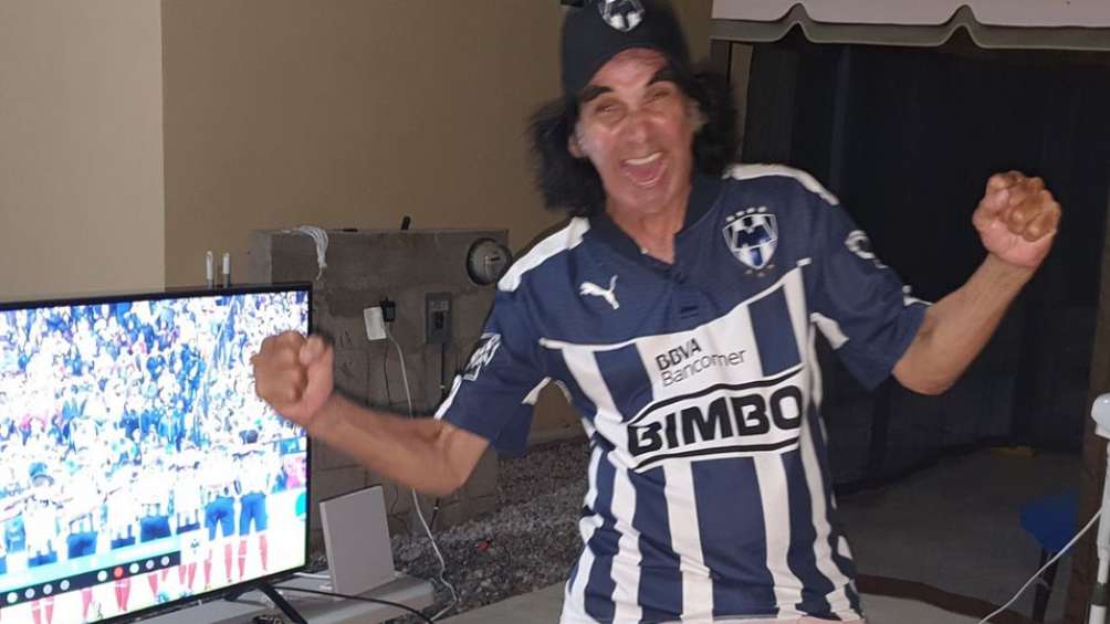 Cepillín modelando playera de Rayados