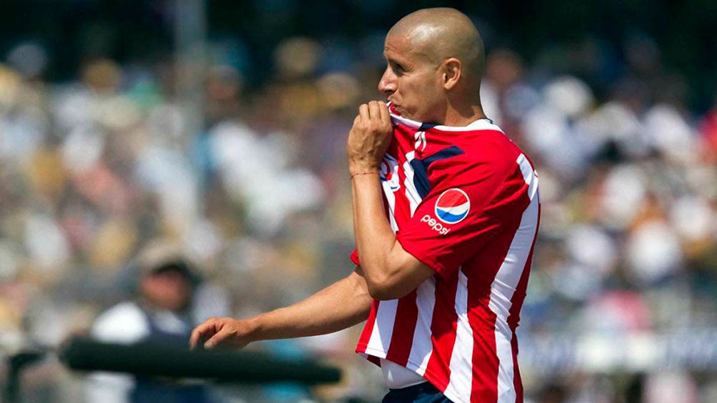 Bautista celebra un gol con Chivas