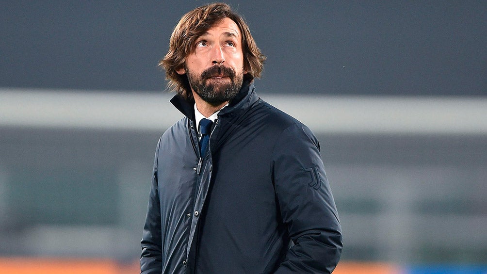 Pirlo observa una jugada en la repetición de la pantalla