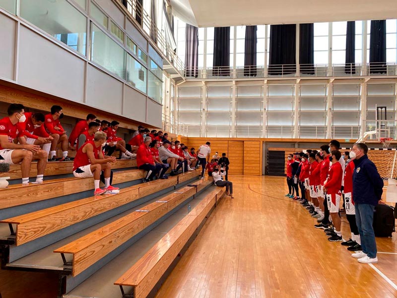 Los futbolistas rojiblancos durante la charla