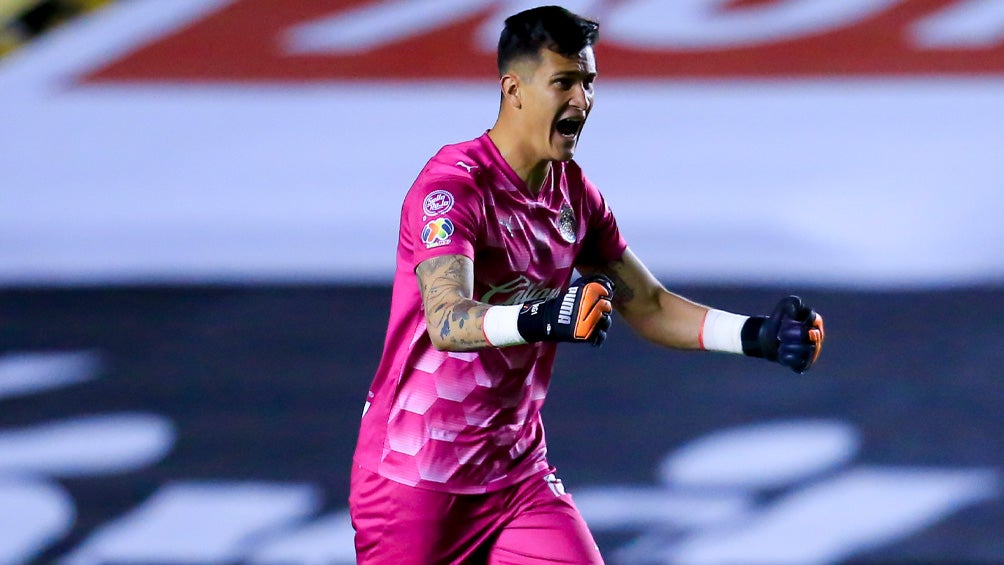 Raúl Gudiño durante un duelo con Chivas en Liga MX 