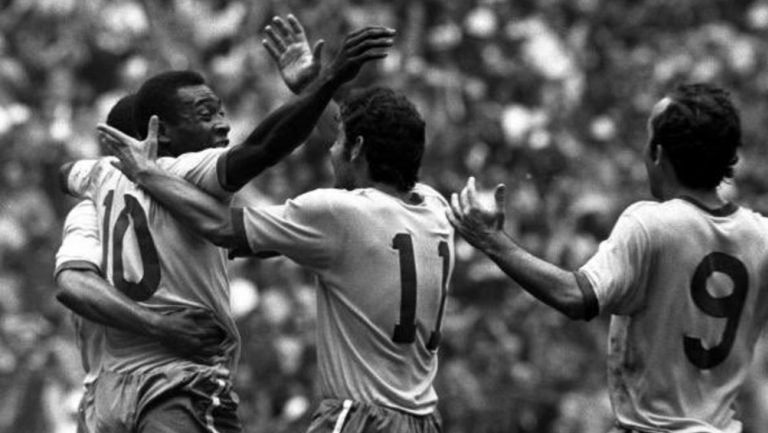 Pelé celebra con sus compañeros de equipo 