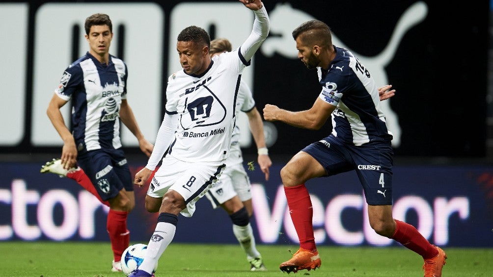 Gabriel Torres en su debut con Pumas frente a Monterrey