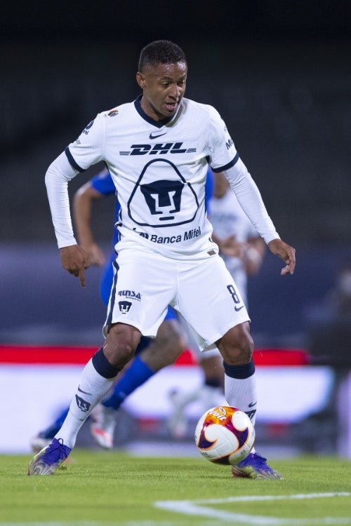 Gabriel Torres en acción frente a Cruz Azul