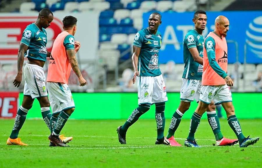 Jugadores del León tras empate ante Rayados