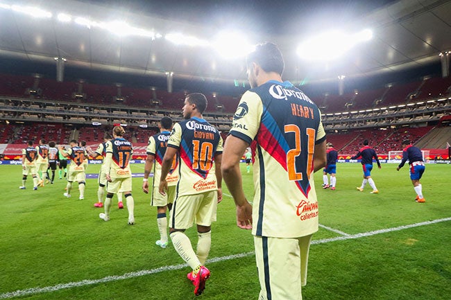 Futbolistas de América entran al campo en el último clásico en el Akron