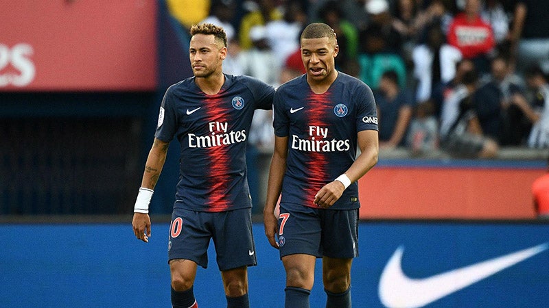 Neymar y Mbappé festejan un gol en Francia 