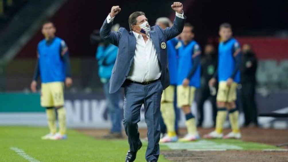 Miguel Herrera en festejo como técnico del América