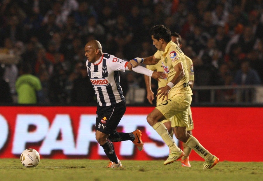 Humberto Suazo durante un partido con Monterrey