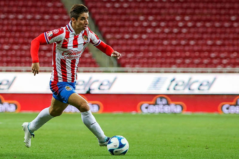 Isaác Brizuela durante un duelo con Chivas en Liga MX 