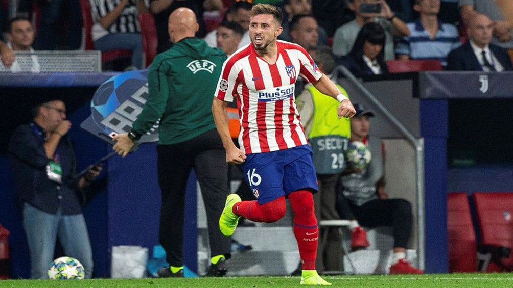 Héctor Herrera durante un duelo con el Atlético de Madrid 