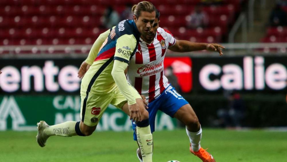 Sebastián Córdova en acción ante Chivas