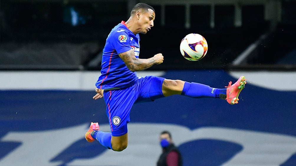 Yotún controla el balón en un partido de Cruz Azul