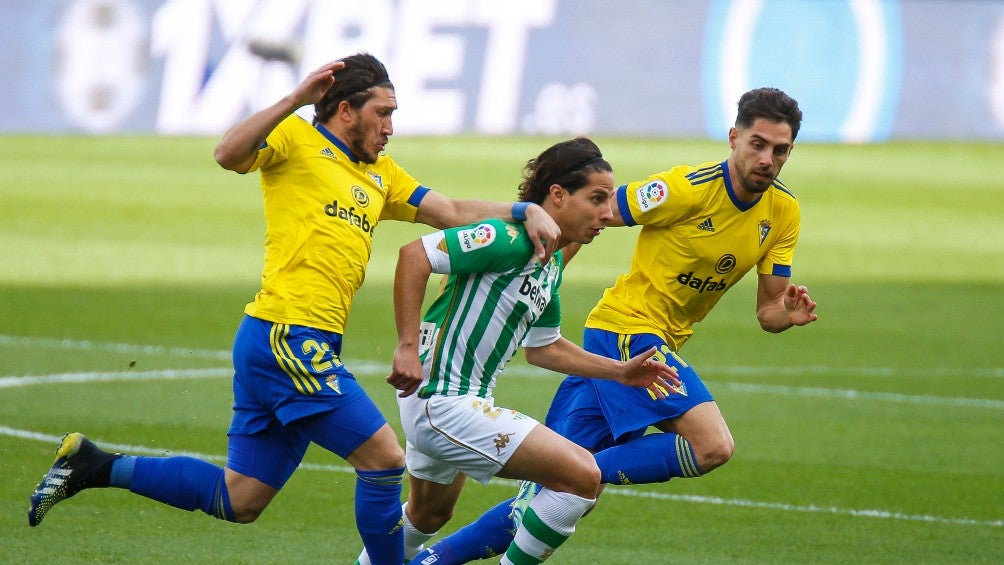 Diego Lainez durante un partido con el Betis