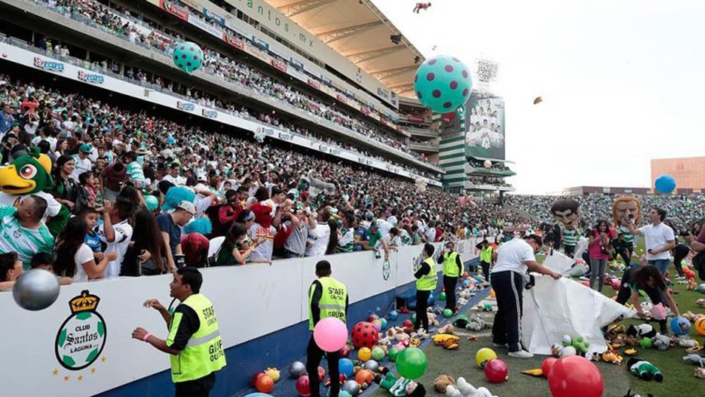 Aficionados lanzan juguetes a la cancha del TSM Corona