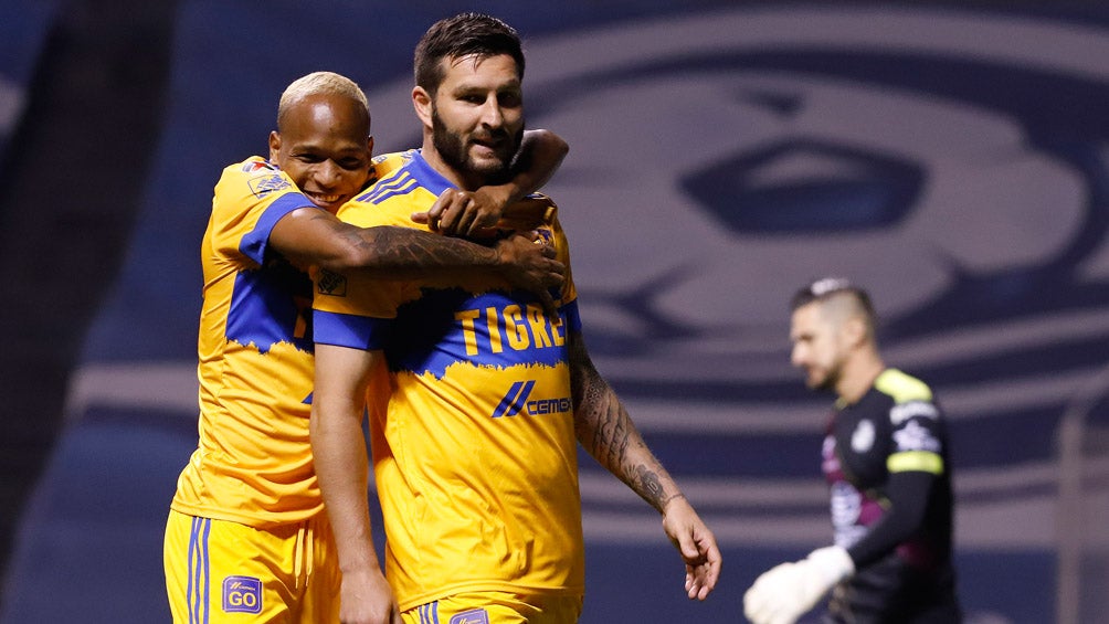 Luis Quiñones y Gignac festejan un gol