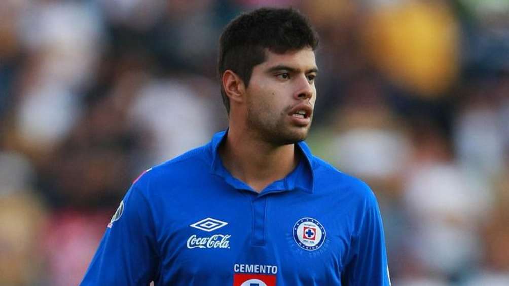 Nestor Araujo en partido con Cruz Azul