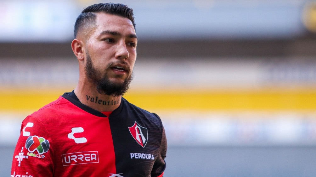 Luciano Acosta durante un partido con Atlas