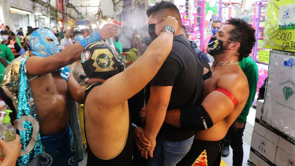 Luchadores en la Central de Abastos