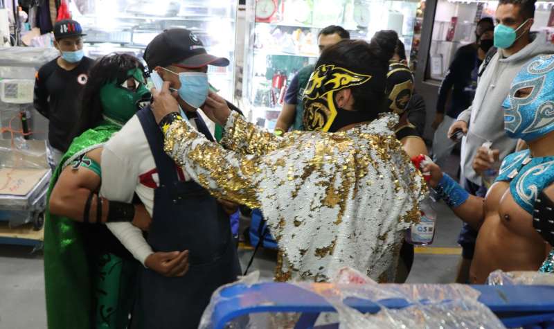 Luchadores en la Central de Abastos