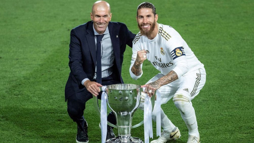 Zidane y Ramos posan con el título de LaLiga 