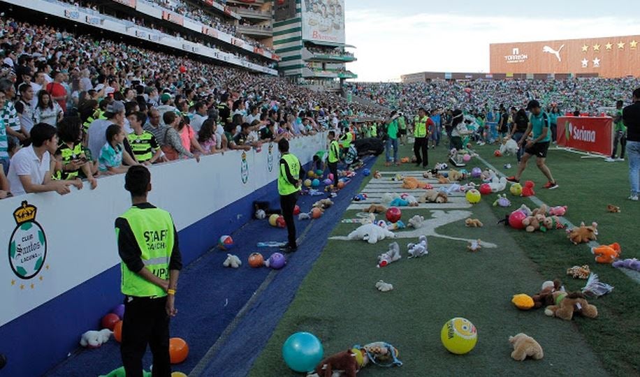 Afición de Santos lanzó peluches en el TSM