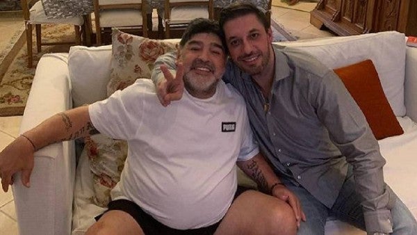 Maradona posa junto a Morla