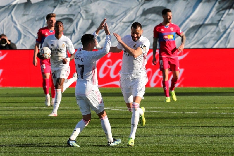 Benzema festejando con Lucas Vázquez