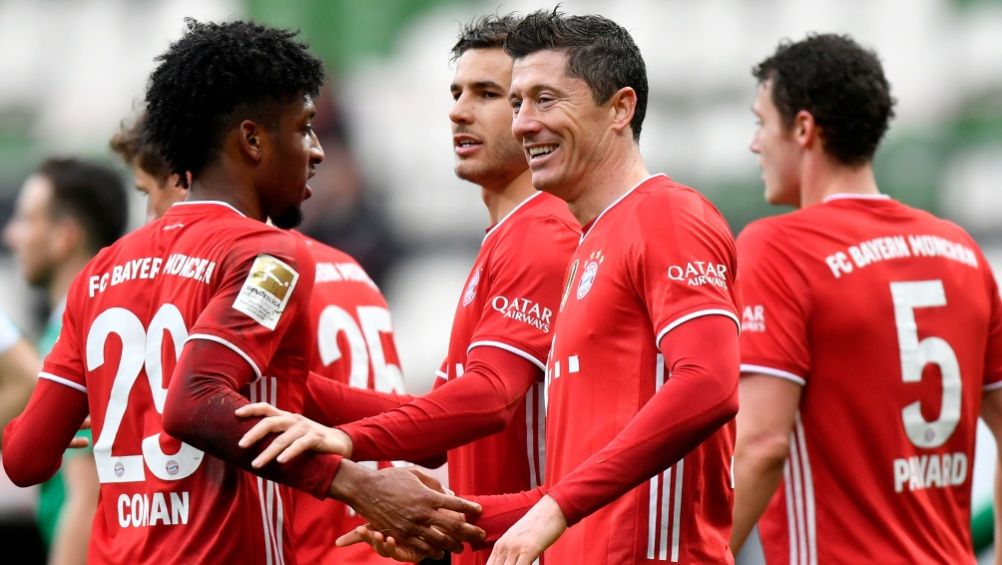 Robert Lewandowski celebrando con sus compañeros un gol a favor