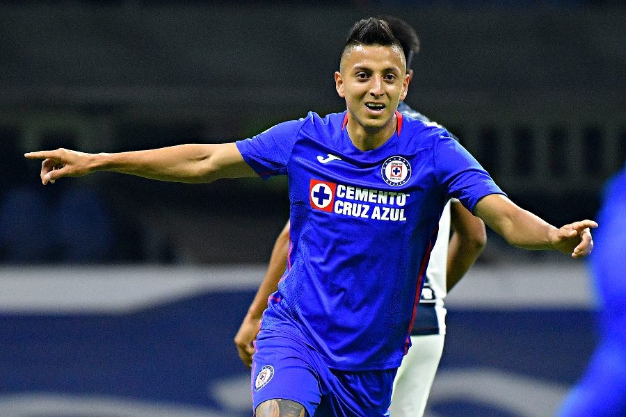 Roberto Alvarado celebrando gol vs Rayados