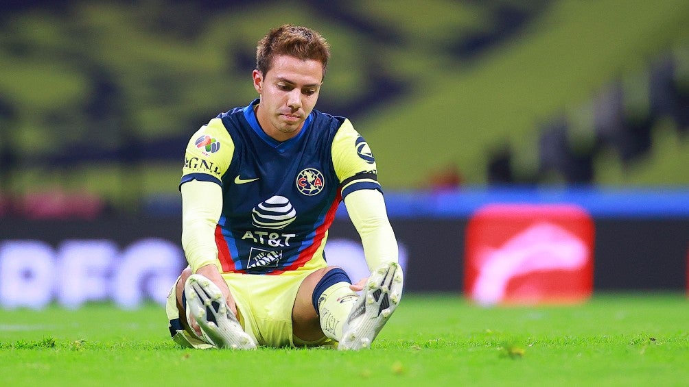 Sebastián Córdova durante un partido con América