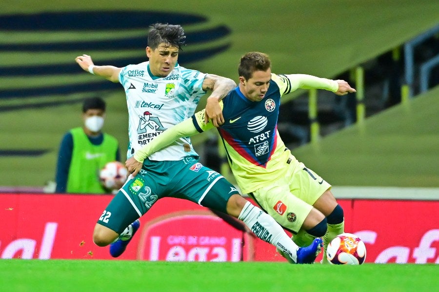 Sebastián Córdova durante un partido con América