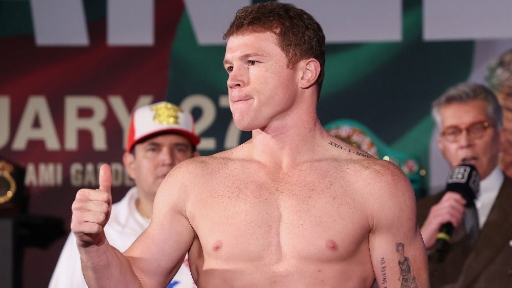 Canelo Álvarez durante un pesaje