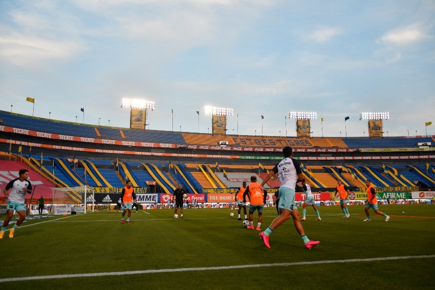 Jugadores del Mazatlán en la cancha del Estadio Universitario