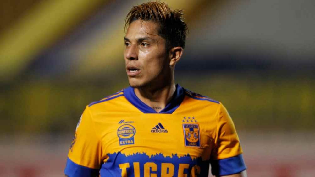  Carlos Salcedo en acción con Tigres