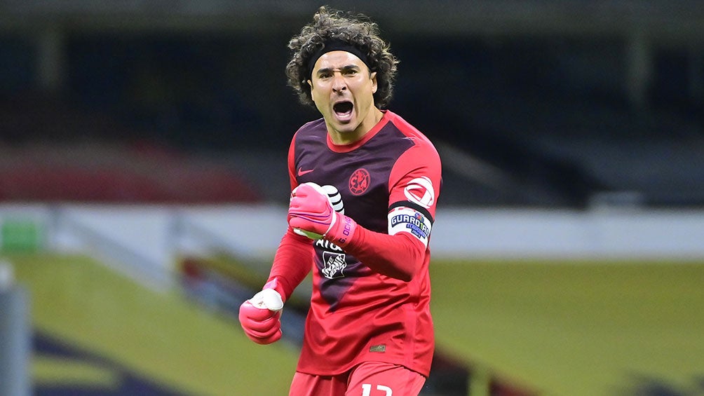 Memo Ochoa en un partido con América 