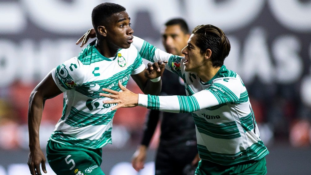 Jugadores de Santos celebran gol vs Xolos